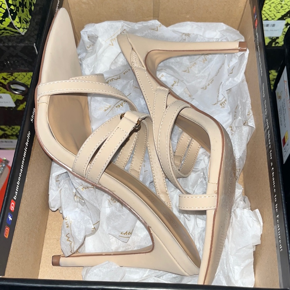 Nude pumps